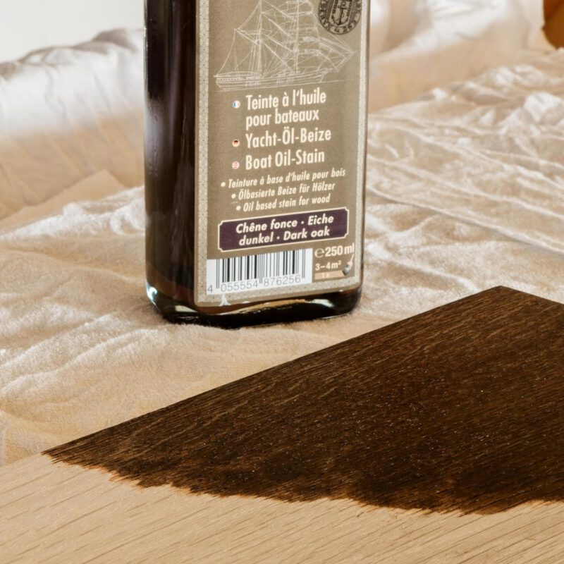 Holz beizen: Ölbeize wird mit Pinsel auf Eichenholz aufgetragen