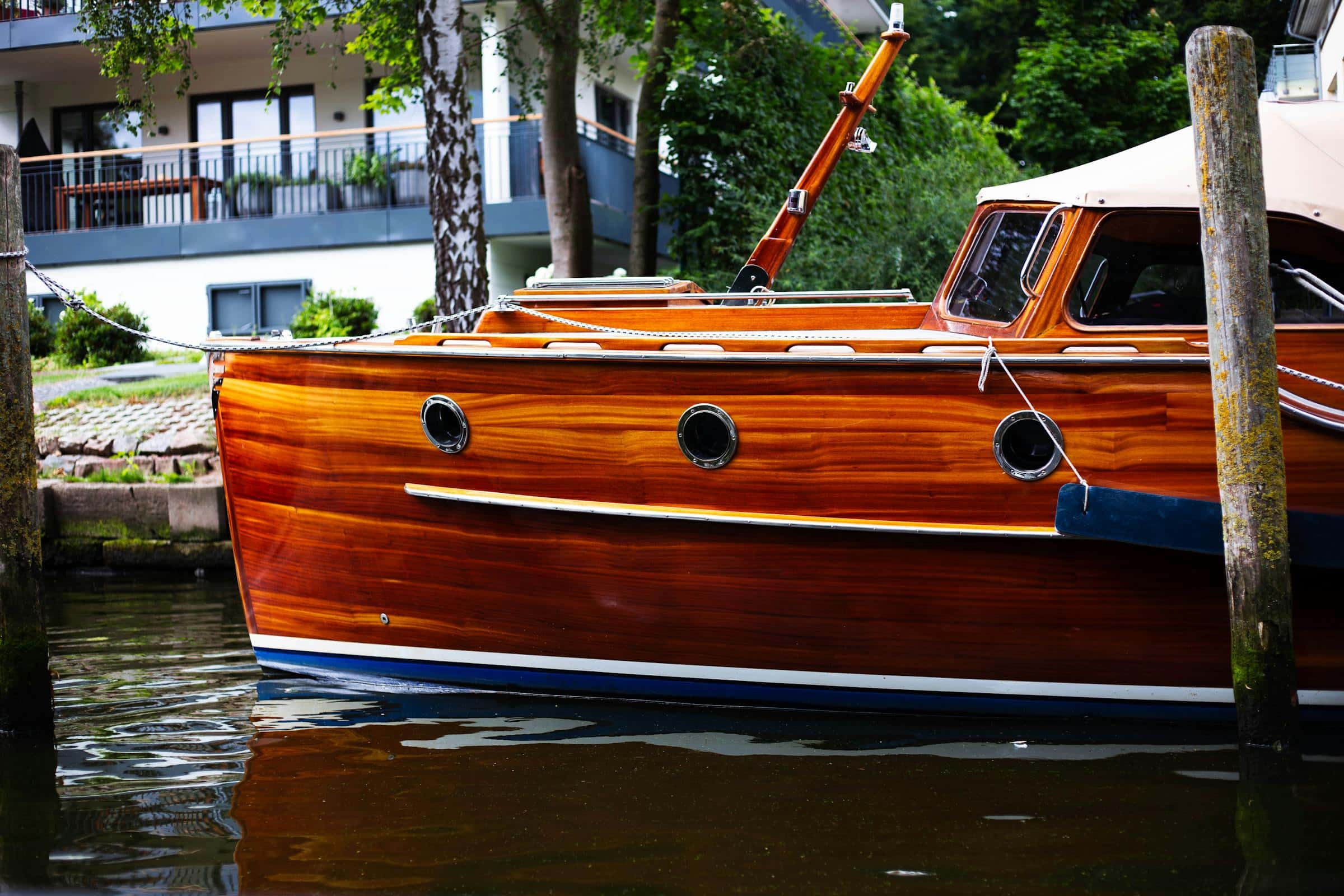 Hochglanz-lackierter Mahagoni-Aufbau einer klassischen Holzyacht am Steg in Lübeck — Saisonstart